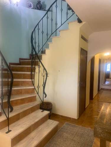 Fantástica moradia de 3 pisos com garagem, logradouro e jardim!