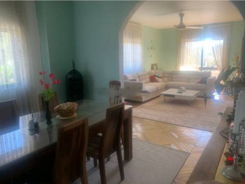 Fantástica moradia de 3 pisos com garagem, logradouro e jardim!