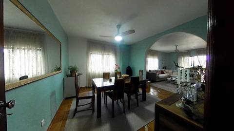 Fantástica moradia de 3 pisos com garagem, logradouro e jardim!