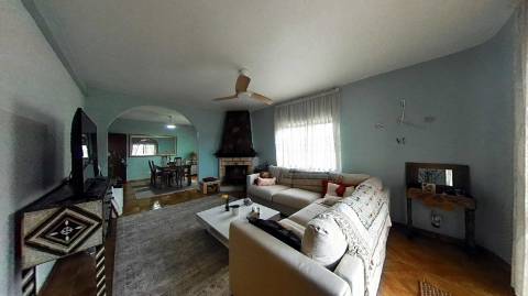 Fantástica moradia de 3 pisos com garagem, logradouro e jardim!