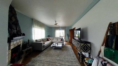 Fantástica moradia de 3 pisos com garagem, logradouro e jardim!