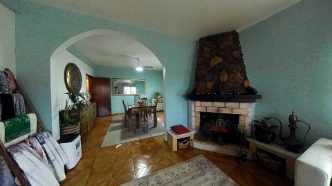 Fantástica moradia de 3 pisos com garagem, logradouro e jardim!