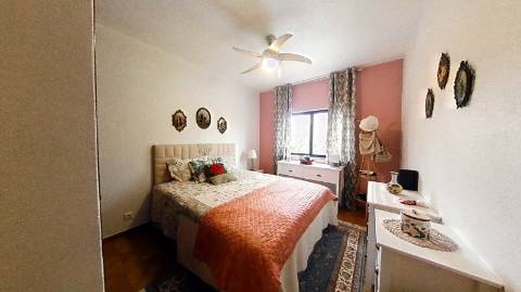 Fantástica moradia de 3 pisos com garagem, logradouro e jardim!