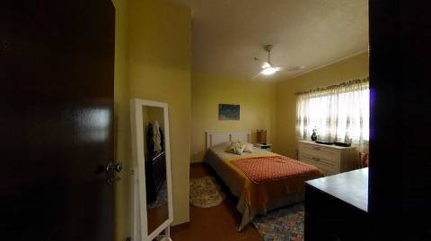 Fantástica moradia de 3 pisos com garagem, logradouro e jardim!