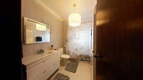 Fantástica moradia de 3 pisos com garagem, logradouro e jardim!