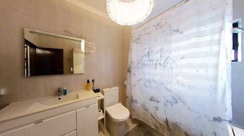 Fantástica moradia de 3 pisos com garagem, logradouro e jardim!