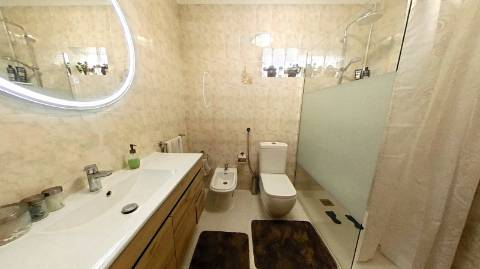 Fantástica moradia de 3 pisos com garagem, logradouro e jardim!