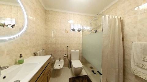 Fantástica moradia de 3 pisos com garagem, logradouro e jardim!