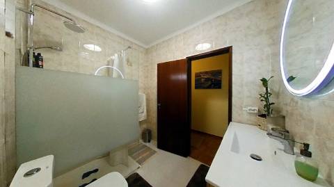 Fantástica moradia de 3 pisos com garagem, logradouro e jardim!