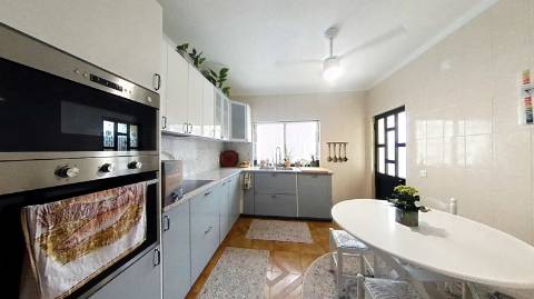 Fantástica moradia de 3 pisos com garagem, logradouro e jardim!