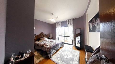 Fantástica moradia de 3 pisos com garagem, logradouro e jardim!