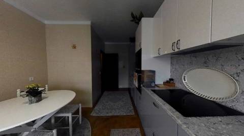 Fantástica moradia de 3 pisos com garagem, logradouro e jardim!