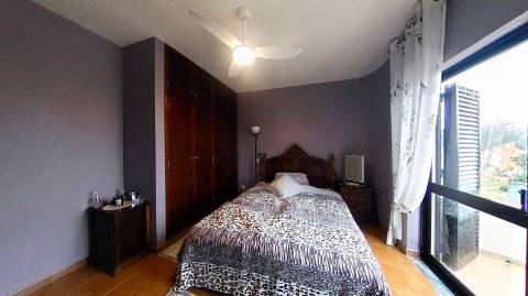 Fantástica moradia de 3 pisos com garagem, logradouro e jardim!