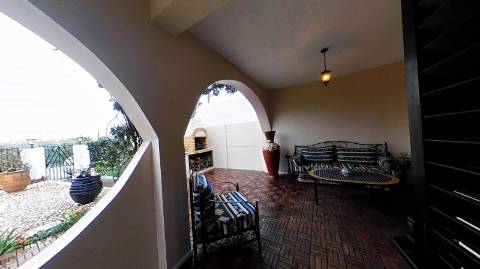 Fantástica moradia de 3 pisos com garagem, logradouro e jardim!