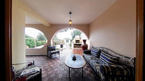 Fantástica moradia de 3 pisos com garagem, logradouro e jardim!