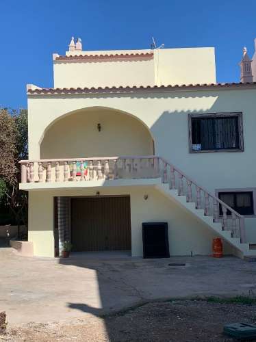 Fantástica moradia de 3 pisos com garagem, logradouro e jardim!