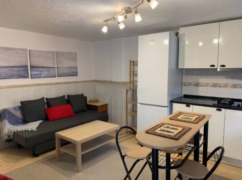 Fantástica moradia de 3 pisos com garagem, logradouro e jardim!