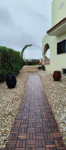 Fantástica moradia de 3 pisos com garagem, logradouro e jardim!