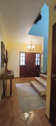 Fantástica moradia de 3 pisos com garagem, logradouro e jardim!