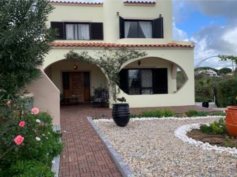 Fantástica moradia de 3 pisos com garagem, logradouro e jardim!