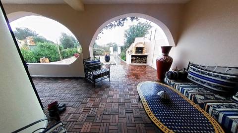 Fantástica moradia de 3 pisos com garagem, logradouro e jardim!