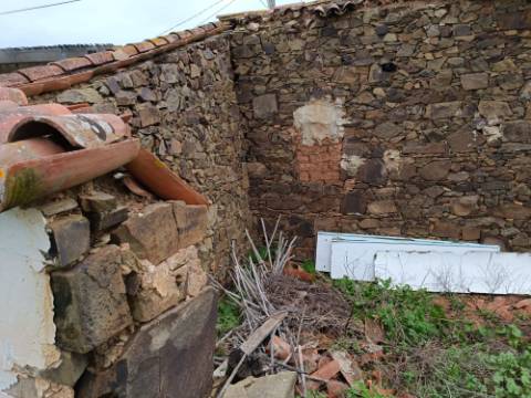 MORADIA ISOLADA EM RUÍNAS, PARA RECUPERAR COM TERRENO DE 1.560 M2 - AMPLIAR A 250 M2 - COM GARAGEM - PISCINA - ALCARIAS GRANDES - ALGARVE