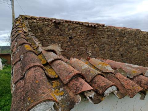 MORADIA ISOLADA EM RUÍNAS, PARA RECUPERAR COM TERRENO DE 1.560 M2 - AMPLIAR A 250 M2 - COM GARAGEM - PISCINA - ALCARIAS GRANDES - ALGARVE