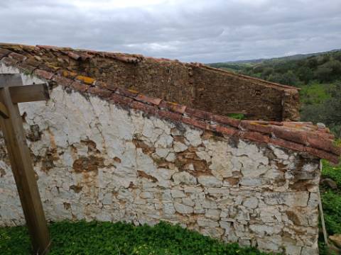 MORADIA ISOLADA EM RUÍNAS, PARA RECUPERAR COM TERRENO DE 1.560 M2 - AMPLIAR A 250 M2 - COM GARAGEM - PISCINA - ALCARIAS GRANDES - ALGARVE