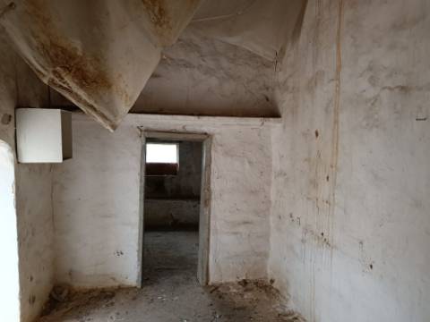 MORADIA ISOLADA EM RUÍNAS, PARA RECUPERAR COM TERRENO DE 1.560 M2 - AMPLIAR A 250 M2 - COM GARAGEM - PISCINA - ALCARIAS GRANDES - ALGARVE