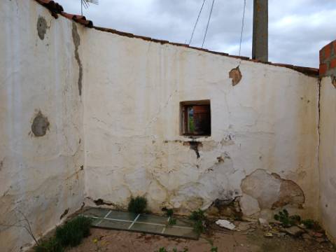 MORADIA ISOLADA EM RUÍNAS, PARA RECUPERAR COM TERRENO DE 1.560 M2 - AMPLIAR A 250 M2 - COM GARAGEM - PISCINA - ALCARIAS GRANDES - ALGARVE