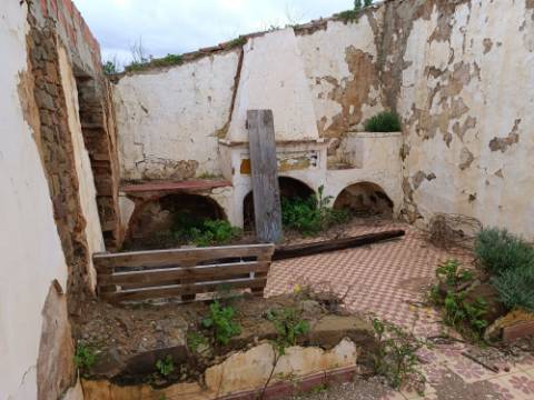 MORADIA ISOLADA EM RUÍNAS, PARA RECUPERAR COM TERRENO DE 1.560 M2 - AMPLIAR A 250 M2 - COM GARAGEM - PISCINA - ALCARIAS GRANDES - ALGARVE