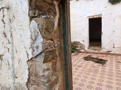 MORADIA ISOLADA EM RUÍNAS, PARA RECUPERAR COM TERRENO DE 1.560 M2 - AMPLIAR A 250 M2 - COM GARAGEM - PISCINA - ALCARIAS GRANDES - ALGARVE