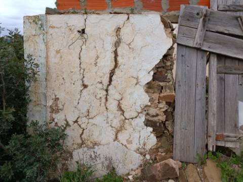 MORADIA ISOLADA EM RUÍNAS, PARA RECUPERAR COM TERRENO DE 1.560 M2 - AMPLIAR A 250 M2 - COM GARAGEM - PISCINA - ALCARIAS GRANDES - ALGARVE