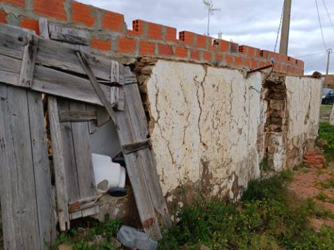 MORADIA ISOLADA EM RUÍNAS, PARA RECUPERAR COM TERRENO DE 1.560 M2 - AMPLIAR A 250 M2 - COM GARAGEM - PISCINA - ALCARIAS GRANDES - ALGARVE