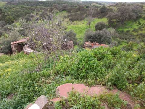 MORADIA ISOLADA EM RUÍNAS, PARA RECUPERAR COM TERRENO DE 1.560 M2 - AMPLIAR A 250 M2 - COM GARAGEM - PISCINA - ALCARIAS GRANDES - ALGARVE