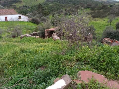 MORADIA ISOLADA EM RUÍNAS, PARA RECUPERAR COM TERRENO DE 1.560 M2 - AMPLIAR A 250 M2 - COM GARAGEM - PISCINA - ALCARIAS GRANDES - ALGARVE