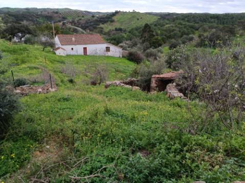 MORADIA ISOLADA EM RUÍNAS, PARA RECUPERAR COM TERRENO DE 1.560 M2 - AMPLIAR A 250 M2 - COM GARAGEM - PISCINA - ALCARIAS GRANDES - ALGARVE