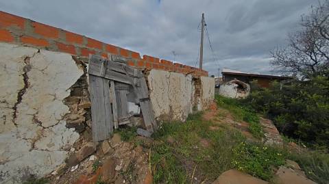 MORADIA ISOLADA EM RUÍNAS, PARA RECUPERAR COM TERRENO DE 1.560 M2 - AMPLIAR A 250 M2 - COM GARAGEM - PISCINA - ALCARIAS GRANDES - ALGARVE