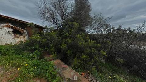 MORADIA ISOLADA EM RUÍNAS, PARA RECUPERAR COM TERRENO DE 1.560 M2 - AMPLIAR A 250 M2 - COM GARAGEM - PISCINA - ALCARIAS GRANDES - ALGARVE