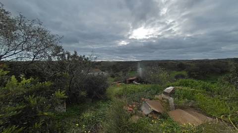 MORADIA ISOLADA EM RUÍNAS, PARA RECUPERAR COM TERRENO DE 1.560 M2 - AMPLIAR A 250 M2 - COM GARAGEM - PISCINA - ALCARIAS GRANDES - ALGARVE