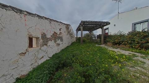 MORADIA ISOLADA EM RUÍNAS, PARA RECUPERAR COM TERRENO DE 1.560 M2 - AMPLIAR A 250 M2 - COM GARAGEM - PISCINA - ALCARIAS GRANDES - ALGARVE