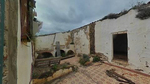 MORADIA ISOLADA EM RUÍNAS, PARA RECUPERAR COM TERRENO DE 1.560 M2 - AMPLIAR A 250 M2 - COM GARAGEM - PISCINA - ALCARIAS GRANDES - ALGARVE