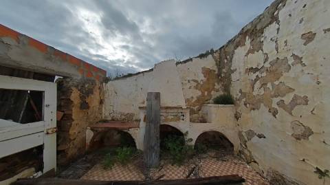 MORADIA ISOLADA EM RUÍNAS, PARA RECUPERAR COM TERRENO DE 1.560 M2 - AMPLIAR A 250 M2 - COM GARAGEM - PISCINA - ALCARIAS GRANDES - ALGARVE