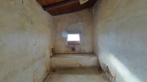 MORADIA ISOLADA EM RUÍNAS, PARA RECUPERAR COM TERRENO DE 1.560 M2 - AMPLIAR A 250 M2 - COM GARAGEM - PISCINA - ALCARIAS GRANDES - ALGARVE