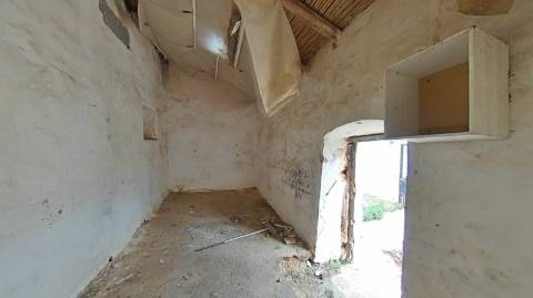 MORADIA ISOLADA EM RUÍNAS, PARA RECUPERAR COM TERRENO DE 1.560 M2 - AMPLIAR A 250 M2 - COM GARAGEM - PISCINA - ALCARIAS GRANDES - ALGARVE