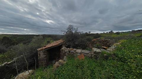 MORADIA ISOLADA EM RUÍNAS, PARA RECUPERAR COM TERRENO DE 1.560 M2 - AMPLIAR A 250 M2 - COM GARAGEM - PISCINA - ALCARIAS GRANDES - ALGARVE