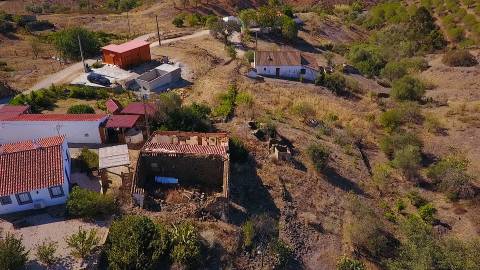 MORADIA ISOLADA EM RUÍNAS, PARA RECUPERAR COM TERRENO DE 1.560 M2 - AMPLIAR A 250 M2 - COM GARAGEM - PISCINA - ALCARIAS GRANDES - ALGARVE