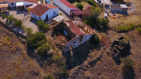 MORADIA ISOLADA EM RUÍNAS, PARA RECUPERAR COM TERRENO DE 1.560 M2 - AMPLIAR A 250 M2 - COM GARAGEM - PISCINA - ALCARIAS GRANDES - ALGARVE