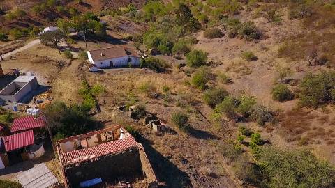 MORADIA ISOLADA EM RUÍNAS, PARA RECUPERAR COM TERRENO DE 1.560 M2 - AMPLIAR A 250 M2 - COM GARAGEM - PISCINA - ALCARIAS GRANDES - ALGARVE