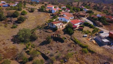 MORADIA ISOLADA EM RUÍNAS, PARA RECUPERAR COM TERRENO DE 1.560 M2 - AMPLIAR A 250 M2 - COM GARAGEM - PISCINA - ALCARIAS GRANDES - ALGARVE